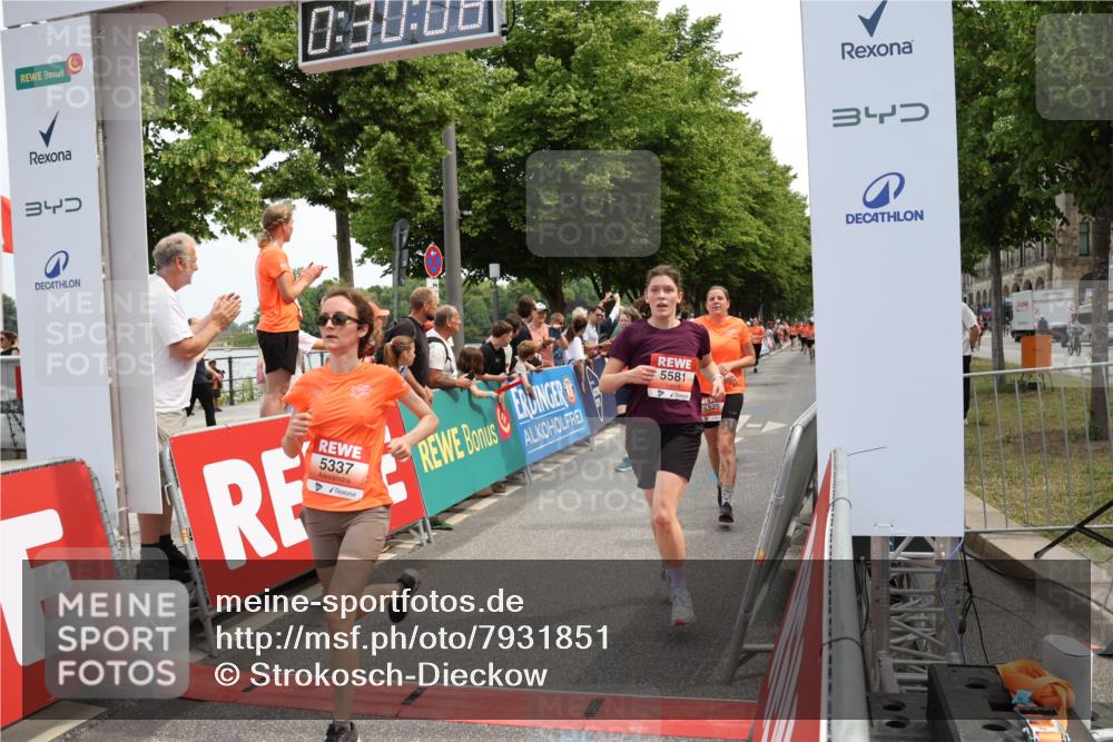 15.06.2025 - REWE Women's Run Strokosch-Dieckow http://msf.ph/oto/7931851 15.06.2025 11:00:25 Ziel 5042, 5132, 5250, 5329, 5337, 5365, 5385, 5453, 5473, 5565, 5581, 5597 meine-sportfotos.de
