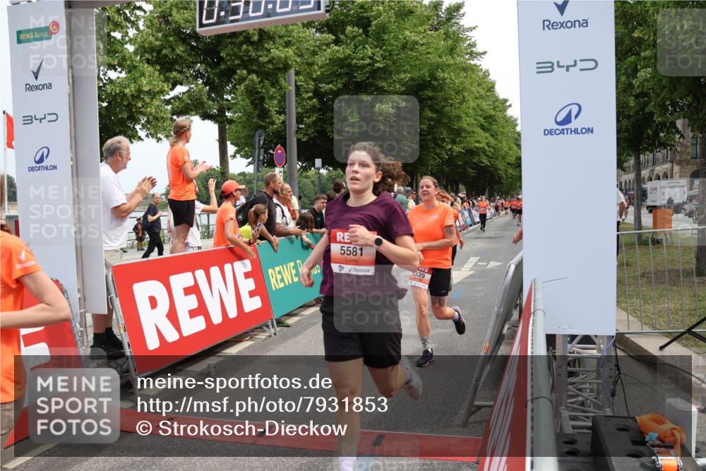 15.06.2025 - REWE Women's Run Strokosch-Dieckow http://msf.ph/oto/7931853 15.06.2025 11:00:25 Ziel 5042, 5132, 5250, 5329, 5337, 5365, 5385, 5453, 5473, 5565, 5581, 5597 meine-sportfotos.de