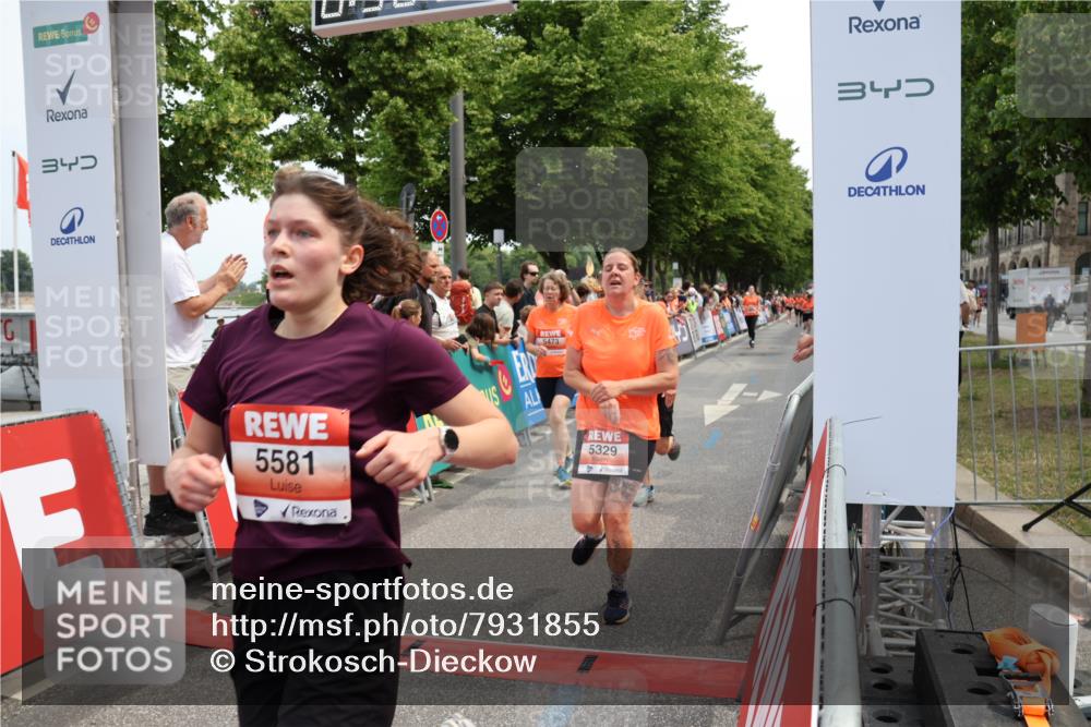 15.06.2025 - REWE Women's Run Strokosch-Dieckow http://msf.ph/oto/7931855 15.06.2025 11:00:26 Ziel 5042, 5132, 5250, 5329, 5337, 5385, 5473, 5565, 5581, 5597 meine-sportfotos.de