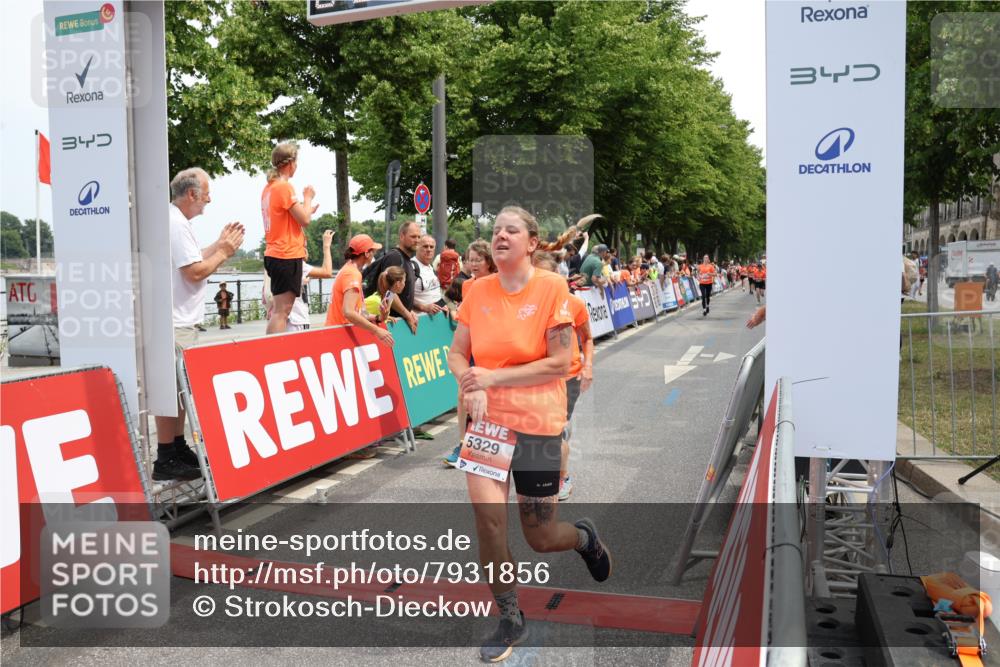 15.06.2025 - REWE Women's Run Strokosch-Dieckow http://msf.ph/oto/7931856 15.06.2025 11:00:26 Ziel 5042, 5132, 5250, 5329, 5337, 5385, 5473, 5565, 5581, 5597 meine-sportfotos.de