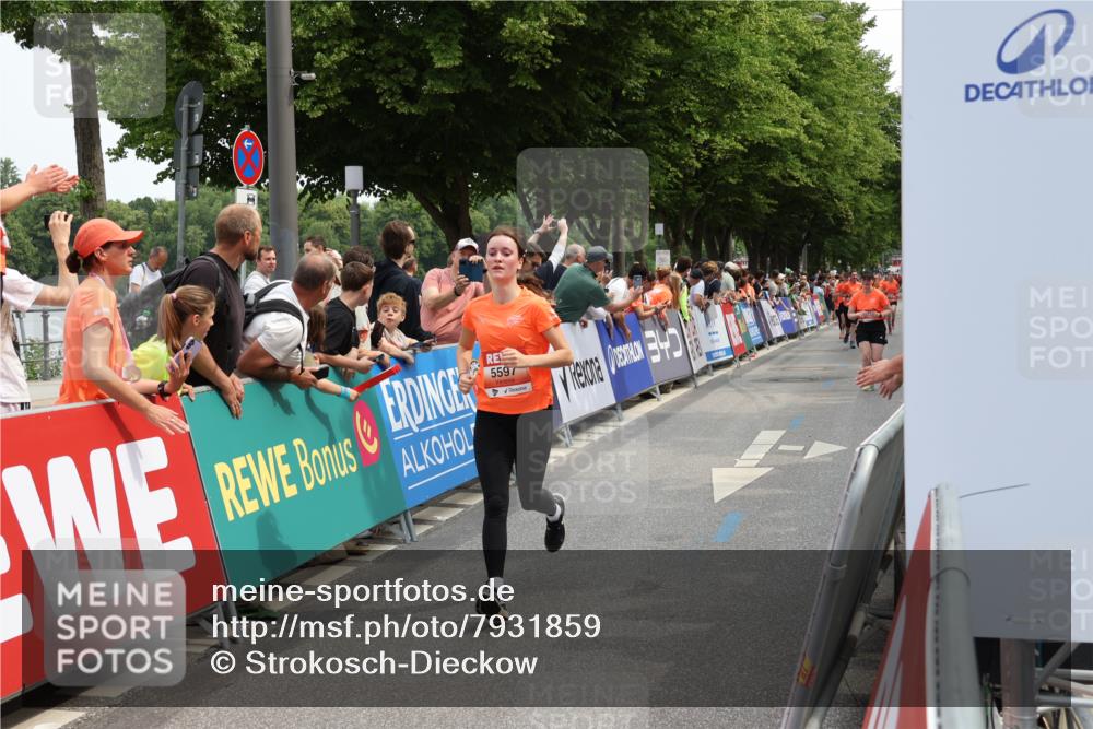 15.06.2025 - REWE Women's Run Strokosch-Dieckow http://msf.ph/oto/7931859 15.06.2025 11:00:31 Ziel 5175, 5329, 5337, 5385, 5473, 5581, 5597 meine-sportfotos.de