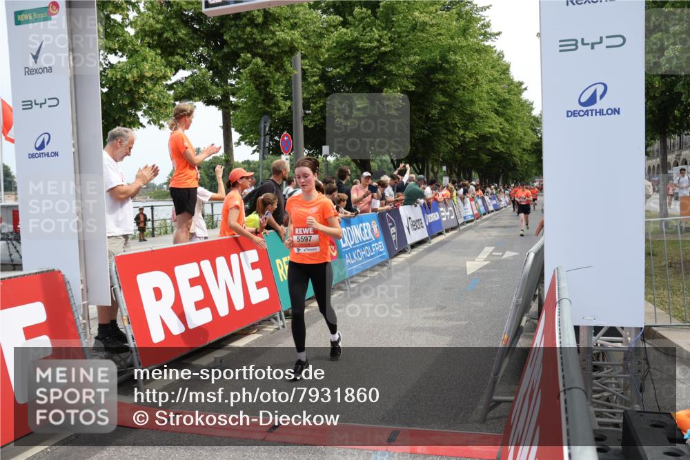 15.06.2025 - REWE Women's Run Strokosch-Dieckow http://msf.ph/oto/7931860 15.06.2025 11:00:31 Ziel 5175, 5329, 5337, 5385, 5473, 5581, 5597 meine-sportfotos.de