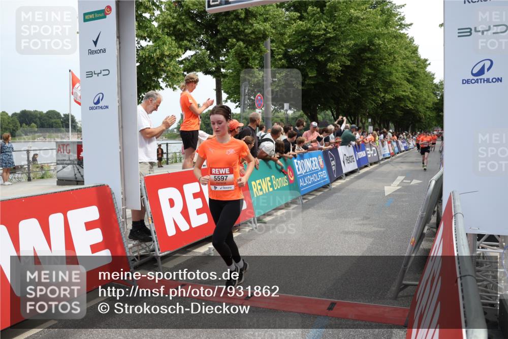 15.06.2025 - REWE Women's Run Strokosch-Dieckow http://msf.ph/oto/7931862 15.06.2025 11:00:32 Ziel 5175, 5329, 5337, 5385, 5473, 5581, 5597 meine-sportfotos.de