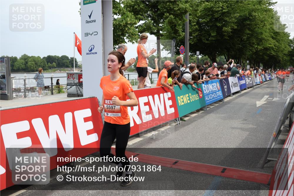 15.06.2025 - REWE Women's Run Strokosch-Dieckow http://msf.ph/oto/7931864 15.06.2025 11:00:32 Ziel 5175, 5329, 5337, 5385, 5473, 5581, 5597 meine-sportfotos.de