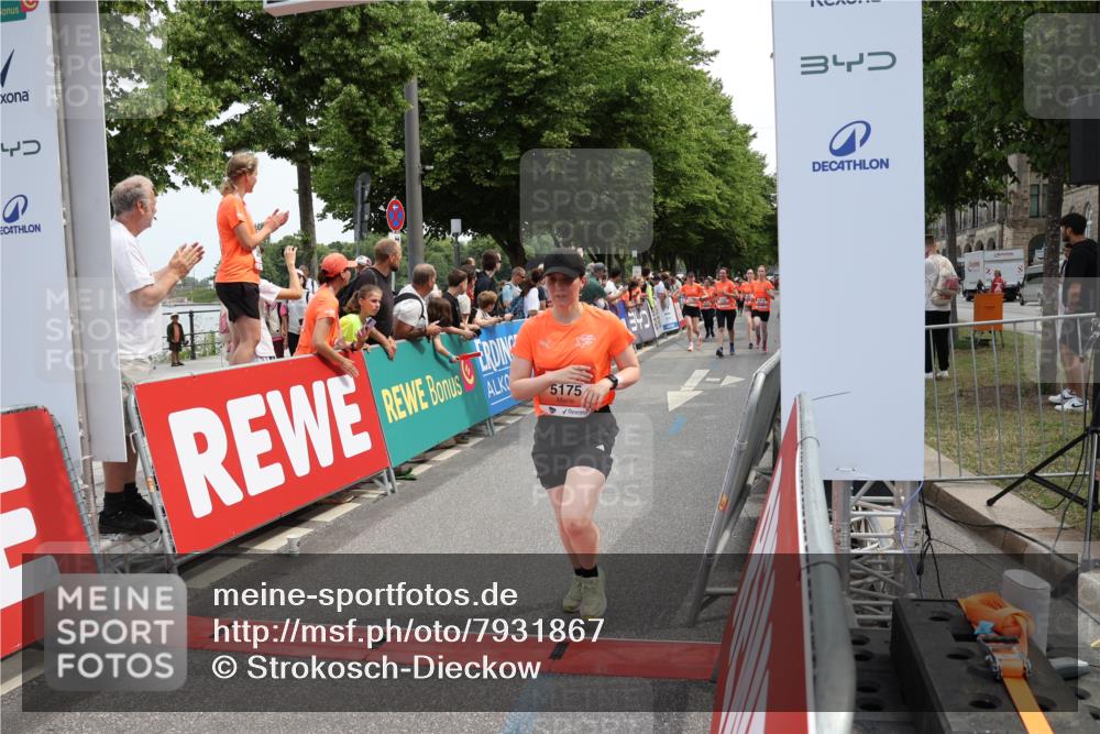 15.06.2025 - REWE Women's Run Strokosch-Dieckow http://msf.ph/oto/7931867 15.06.2025 11:00:37 Ziel 5009, 5012, 5105, 5114, 5175, 5311, 5597 meine-sportfotos.de