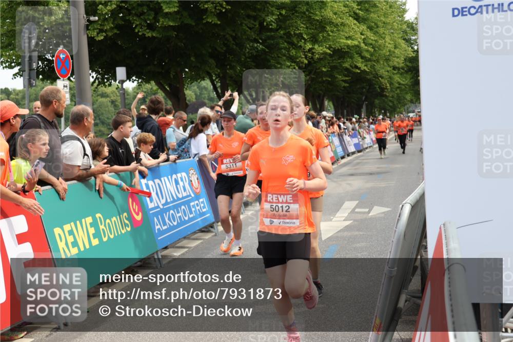 15.06.2025 - REWE Women's Run Strokosch-Dieckow http://msf.ph/oto/7931873 15.06.2025 11:00:40 Ziel 5009, 5012, 5105, 5114, 5175, 5311 meine-sportfotos.de