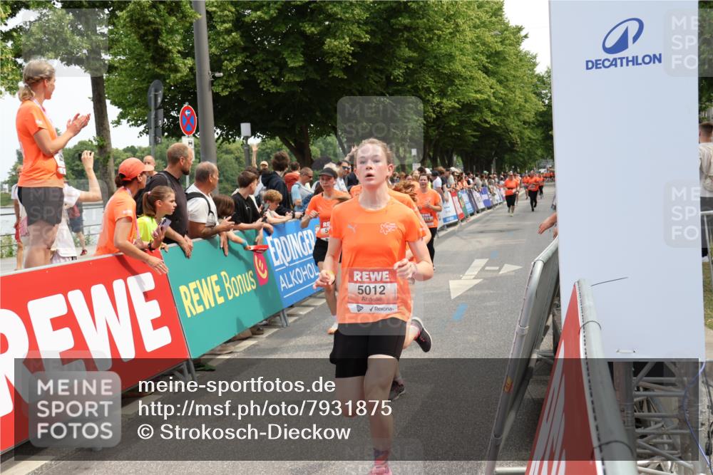 15.06.2025 - REWE Women's Run Strokosch-Dieckow http://msf.ph/oto/7931875 15.06.2025 11:00:40 Ziel 5009, 5012, 5105, 5114, 5175, 5311 meine-sportfotos.de