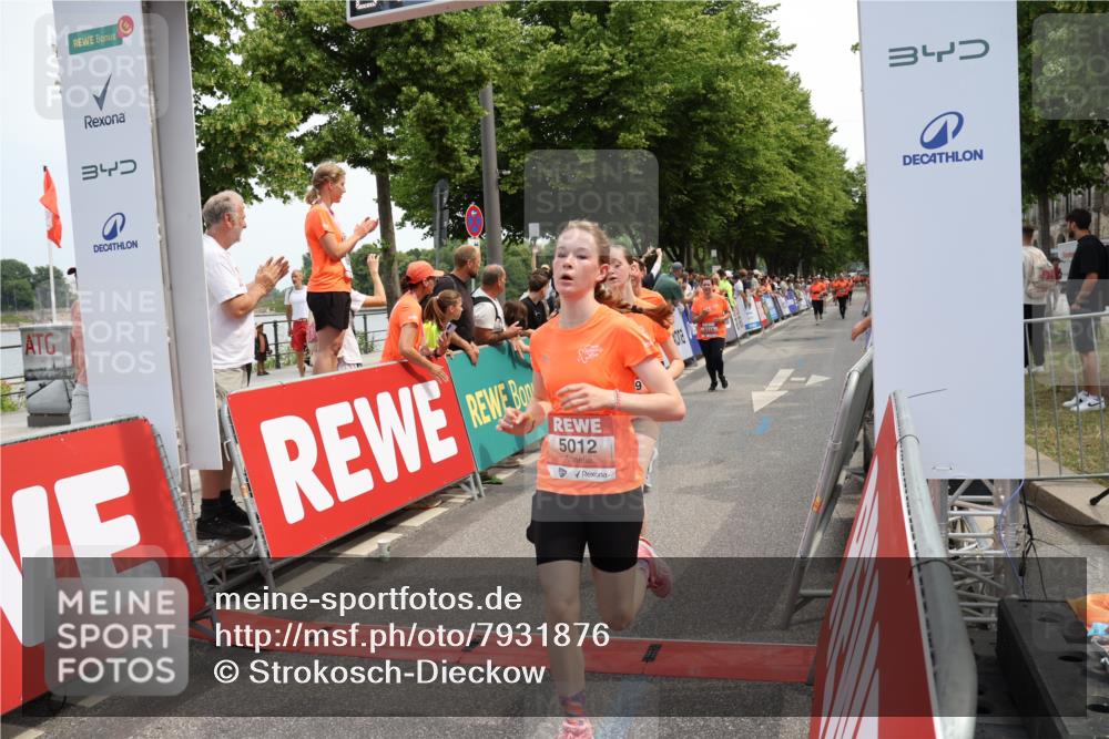 15.06.2025 - REWE Women's Run Strokosch-Dieckow http://msf.ph/oto/7931876 15.06.2025 11:00:40 Ziel 5009, 5012, 5105, 5114, 5175, 5311 meine-sportfotos.de