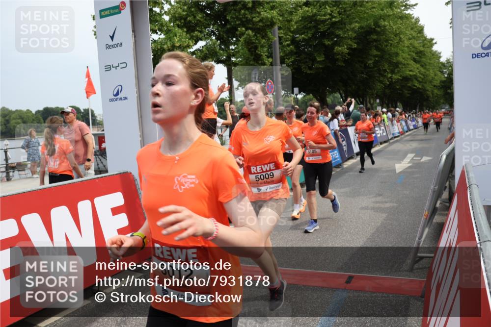 15.06.2025 - REWE Women's Run Strokosch-Dieckow http://msf.ph/oto/7931878 15.06.2025 11:00:41 Ziel 5009, 5012, 5105, 5114, 5175, 5311 meine-sportfotos.de
