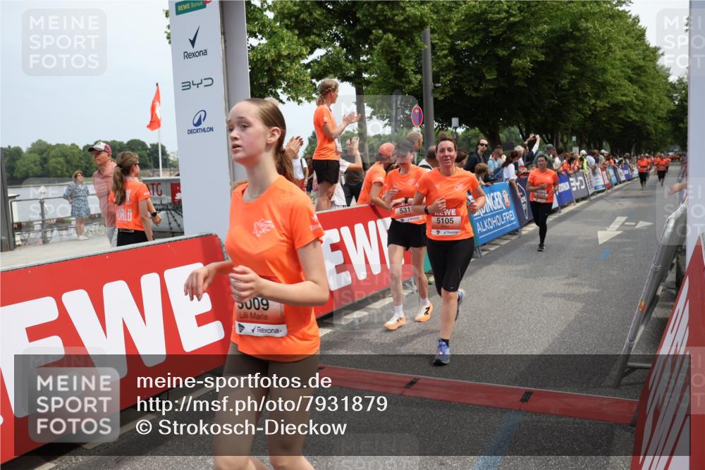 15.06.2025 - REWE Women's Run Strokosch-Dieckow http://msf.ph/oto/7931879 15.06.2025 11:00:41 Ziel 5009, 5012, 5105, 5114, 5175, 5311 meine-sportfotos.de