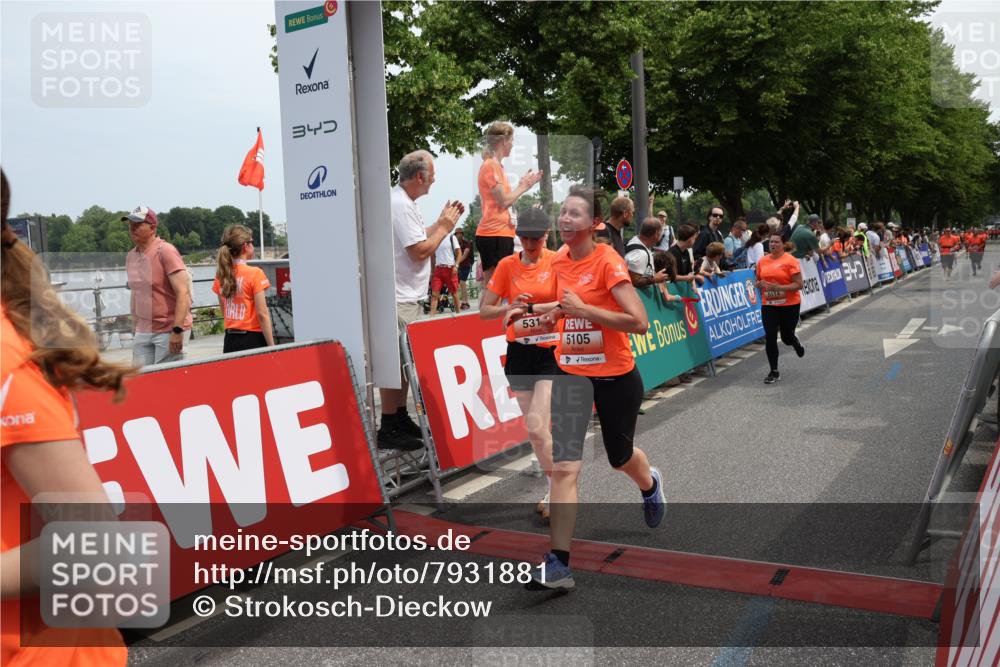 15.06.2025 - REWE Women's Run Strokosch-Dieckow http://msf.ph/oto/7931881 15.06.2025 11:00:42 Ziel 5009, 5012, 5105, 5114, 5175, 5311 meine-sportfotos.de