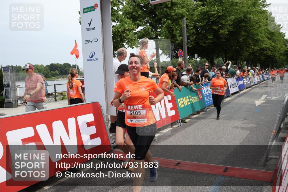 15.06.2025 - REWE Women's Run Strokosch-Dieckow http://msf.ph/oto/7931883 15.06.2025 11:00:42 Ziel 5009, 5012, 5105, 5114, 5175, 5311 meine-sportfotos.de