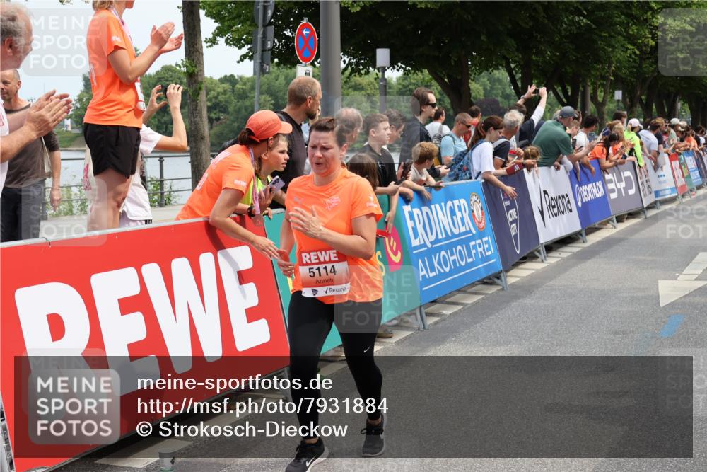 15.06.2025 - REWE Women's Run Strokosch-Dieckow http://msf.ph/oto/7931884 15.06.2025 11:00:43 Ziel 5009, 5012, 5105, 5114, 5169, 5175, 5306, 5311 meine-sportfotos.de