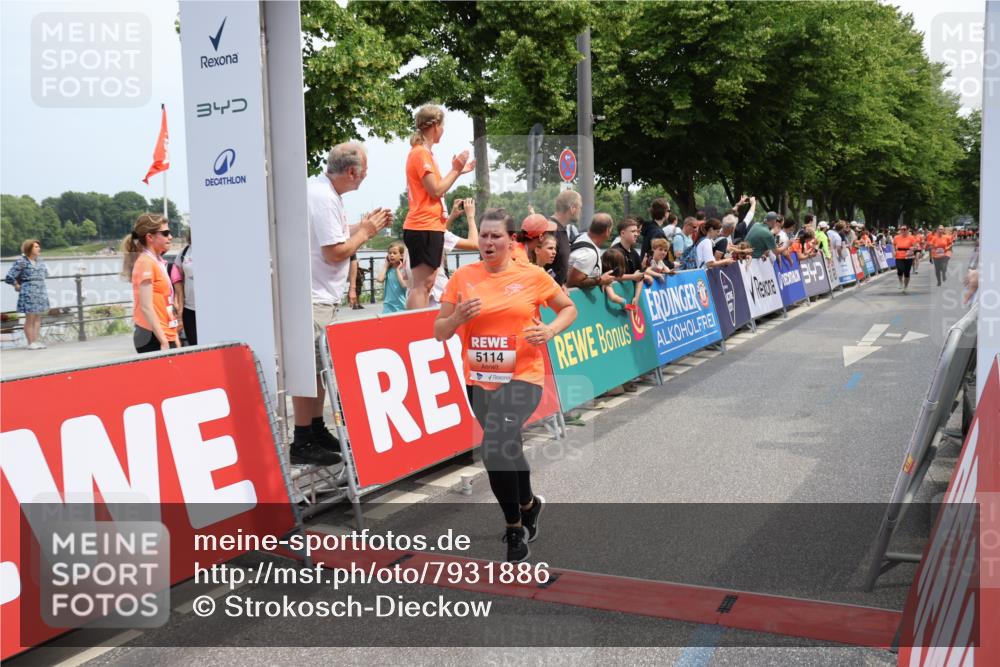 15.06.2025 - REWE Women's Run Strokosch-Dieckow http://msf.ph/oto/7931886 15.06.2025 11:00:43 Ziel 5009, 5012, 5105, 5114, 5169, 5175, 5306, 5311 meine-sportfotos.de