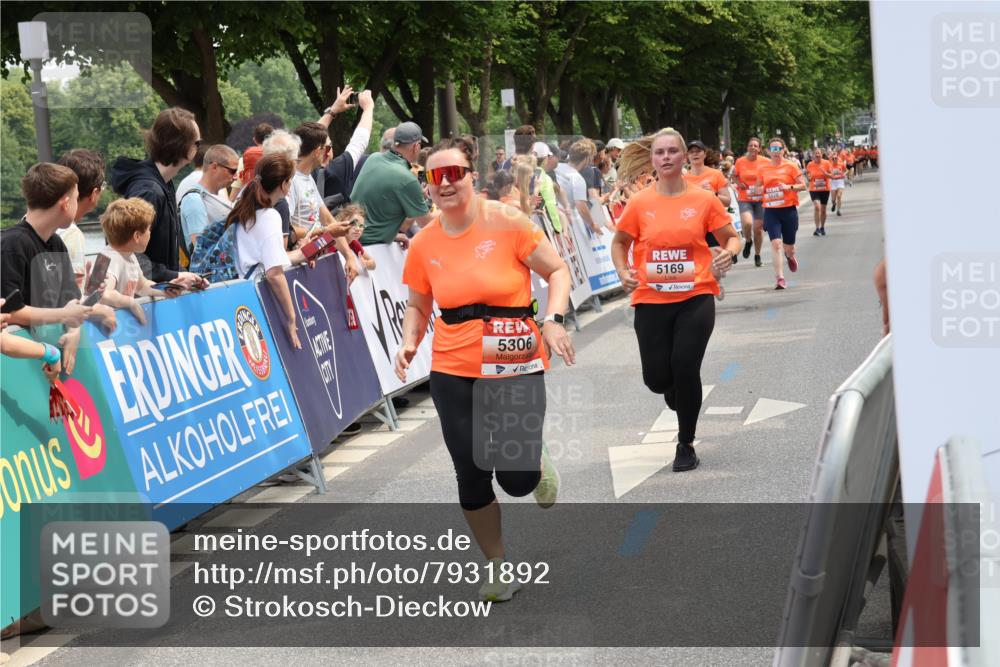 15.06.2025 - REWE Women's Run Strokosch-Dieckow http://msf.ph/oto/7931892 15.06.2025 11:00:48 Ziel 5105, 5114, 5169, 5306, 5311, 5319, 5348, 5528, 5657 meine-sportfotos.de