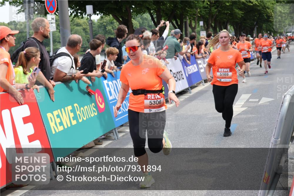 15.06.2025 - REWE Women's Run Strokosch-Dieckow http://msf.ph/oto/7931894 15.06.2025 11:00:48 Ziel 5105, 5114, 5169, 5306, 5311, 5319, 5348, 5528, 5657 meine-sportfotos.de