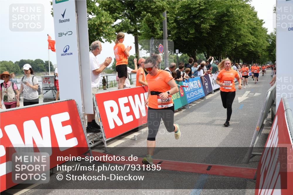 15.06.2025 - REWE Women's Run Strokosch-Dieckow http://msf.ph/oto/7931895 15.06.2025 11:00:49 Ziel 5114, 5169, 5306, 5319, 5348, 5528, 5657 meine-sportfotos.de