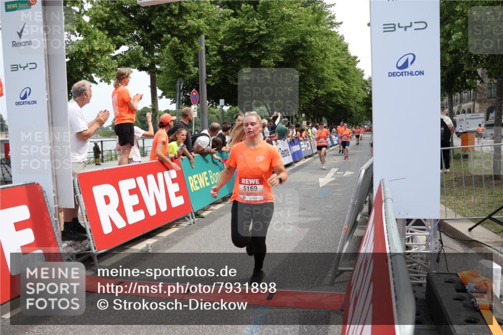 15.06.2025 - REWE Women's Run Strokosch-Dieckow http://msf.ph/oto/7931898 15.06.2025 11:00:50 Ziel 5114, 5169, 5306, 5319, 5348, 5528, 5657 meine-sportfotos.de