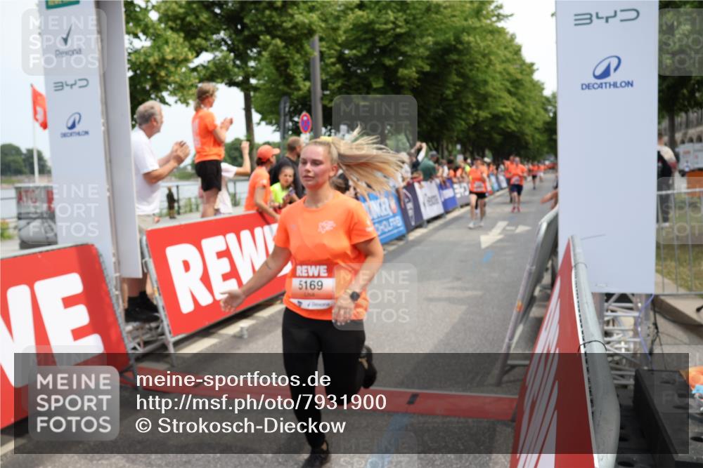 15.06.2025 - REWE Women's Run Strokosch-Dieckow http://msf.ph/oto/7931900 15.06.2025 11:00:50 Ziel 5114, 5169, 5306, 5319, 5348, 5528, 5657 meine-sportfotos.de
