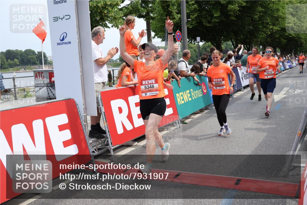 15.06.2025 - REWE Women's Run Strokosch-Dieckow http://msf.ph/oto/7931907 15.06.2025 11:00:53 Ziel 5169, 5306, 5319, 5348, 5528, 5657 meine-sportfotos.de