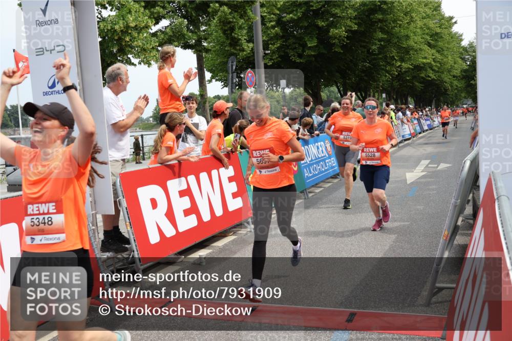 15.06.2025 - REWE Women's Run Strokosch-Dieckow http://msf.ph/oto/7931909 15.06.2025 11:00:54 Ziel 5169, 5306, 5319, 5348, 5394, 5528, 5657 meine-sportfotos.de