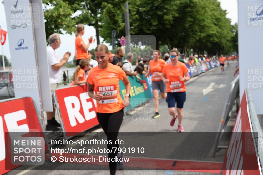 15.06.2025 - REWE Women's Run Strokosch-Dieckow http://msf.ph/oto/7931910 15.06.2025 11:00:54 Ziel 5169, 5306, 5319, 5348, 5394, 5528, 5657 meine-sportfotos.de