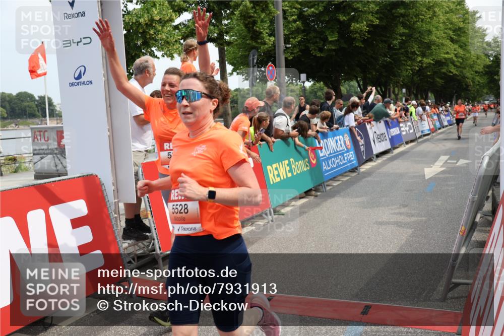 15.06.2025 - REWE Women's Run Strokosch-Dieckow http://msf.ph/oto/7931913 15.06.2025 11:00:55 Ziel 5169, 5306, 5319, 5348, 5394, 5528, 5657 meine-sportfotos.de