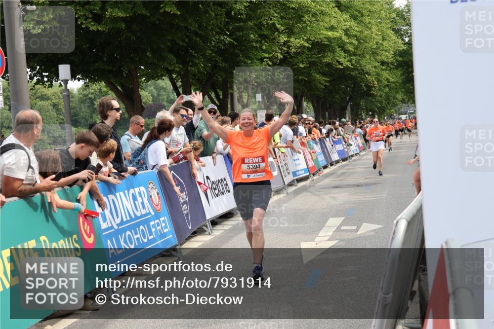 15.06.2025 - REWE Women's Run Strokosch-Dieckow http://msf.ph/oto/7931914 15.06.2025 11:00:59 Ziel 5319, 5348, 5394, 5528, 5657 meine-sportfotos.de