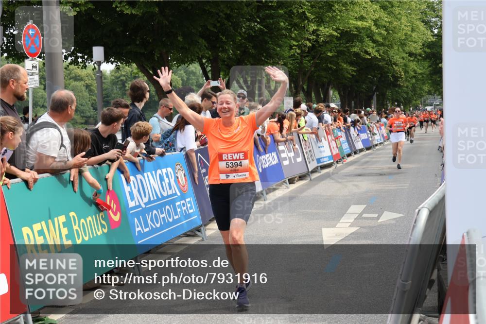 15.06.2025 - REWE Women's Run Strokosch-Dieckow http://msf.ph/oto/7931916 15.06.2025 11:01:00 Ziel 5230, 5319, 5348, 5394, 5528, 5657 meine-sportfotos.de