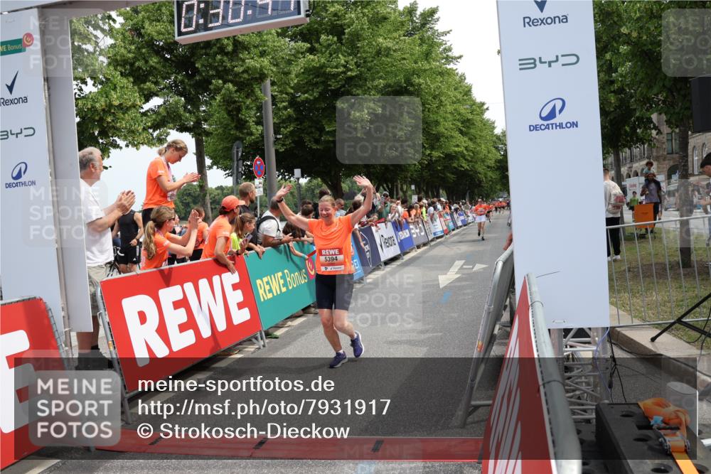 15.06.2025 - REWE Women's Run Strokosch-Dieckow http://msf.ph/oto/7931917 15.06.2025 11:01:00 Ziel 5230, 5319, 5348, 5394, 5528, 5657 meine-sportfotos.de