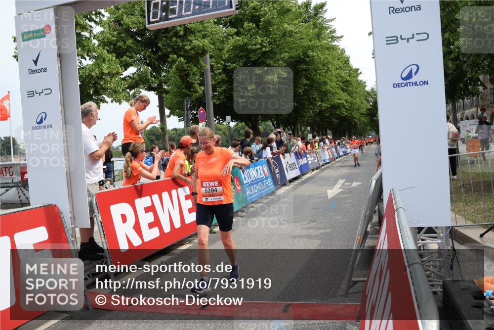 15.06.2025 - REWE Women's Run Strokosch-Dieckow http://msf.ph/oto/7931919 15.06.2025 11:01:01 Ziel 5230, 5319, 5394, 5528 meine-sportfotos.de