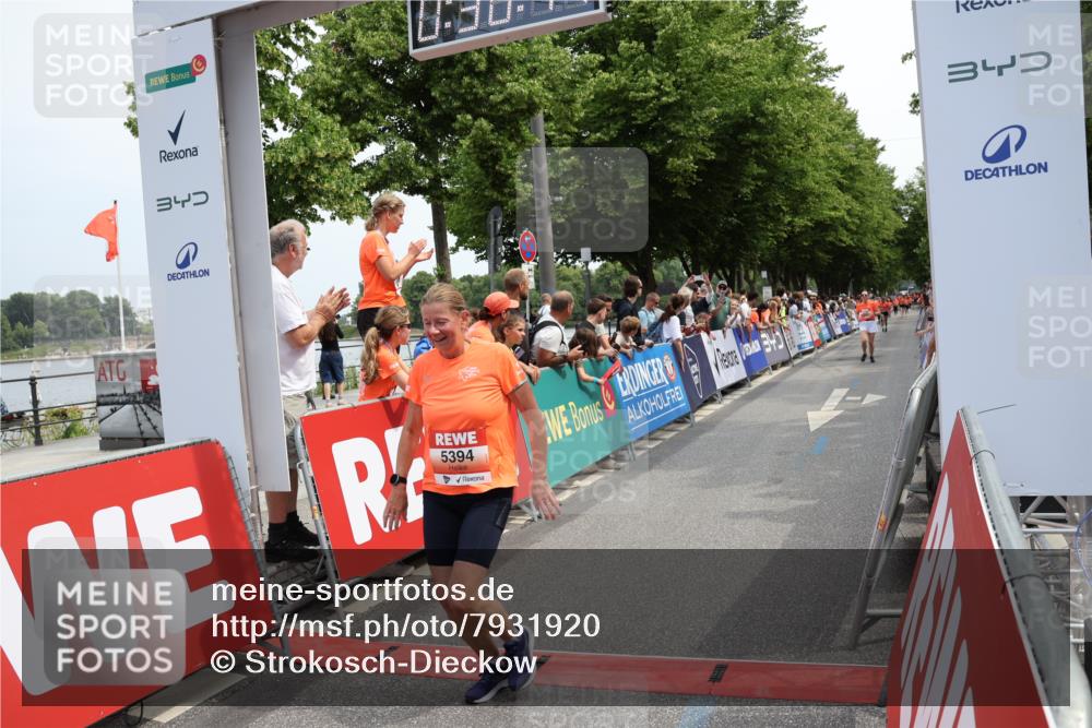 15.06.2025 - REWE Women's Run Strokosch-Dieckow http://msf.ph/oto/7931920 15.06.2025 11:01:01 Ziel 5230, 5319, 5394, 5528 meine-sportfotos.de