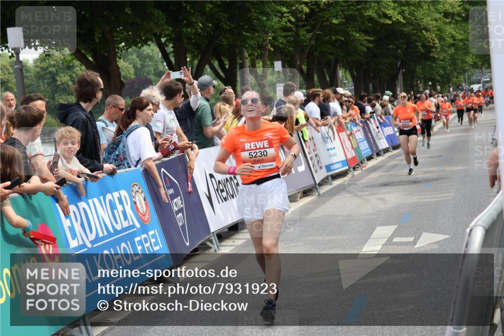 15.06.2025 - REWE Women's Run Strokosch-Dieckow http://msf.ph/oto/7931923 15.06.2025 11:01:05 Ziel 5230, 5394, 5655 meine-sportfotos.de