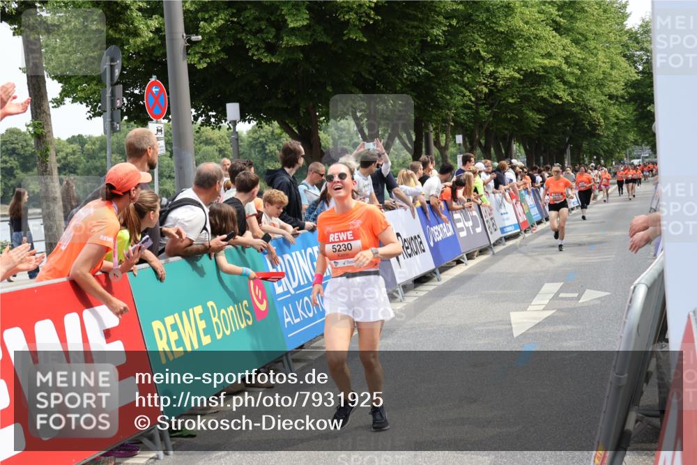 15.06.2025 - REWE Women's Run Strokosch-Dieckow http://msf.ph/oto/7931925 15.06.2025 11:01:06 Ziel 5230, 5394, 5655 meine-sportfotos.de