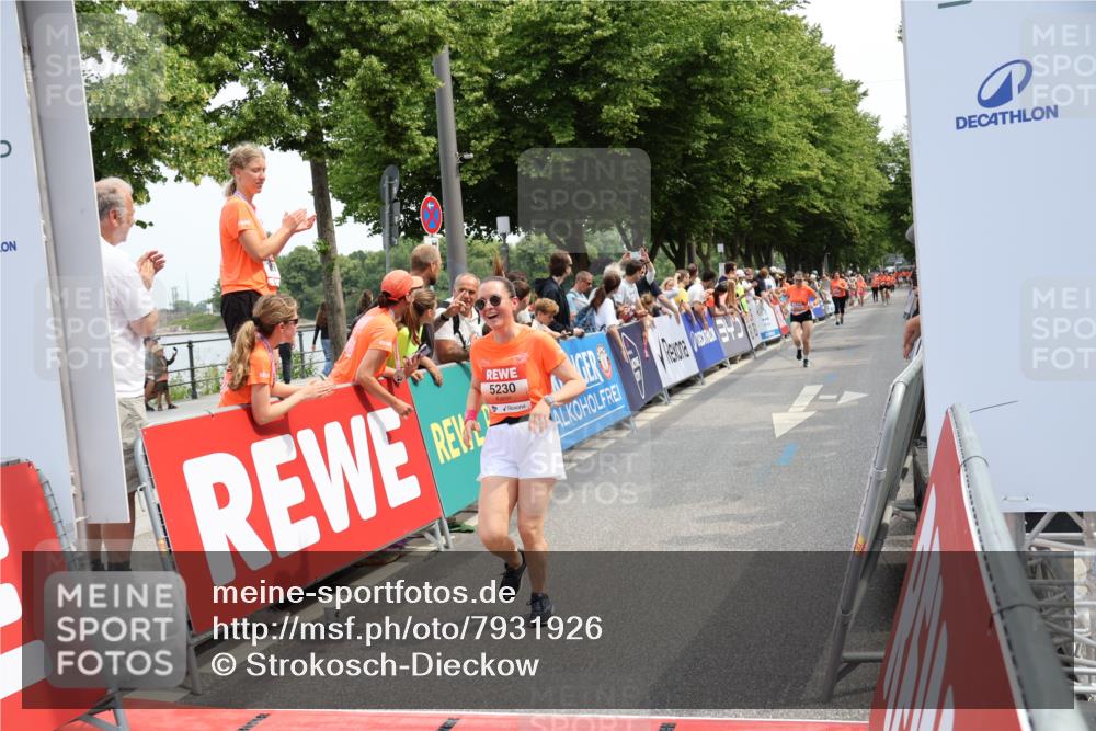 15.06.2025 - REWE Women's Run Strokosch-Dieckow http://msf.ph/oto/7931926 15.06.2025 11:01:06 Ziel 5230, 5394, 5655 meine-sportfotos.de