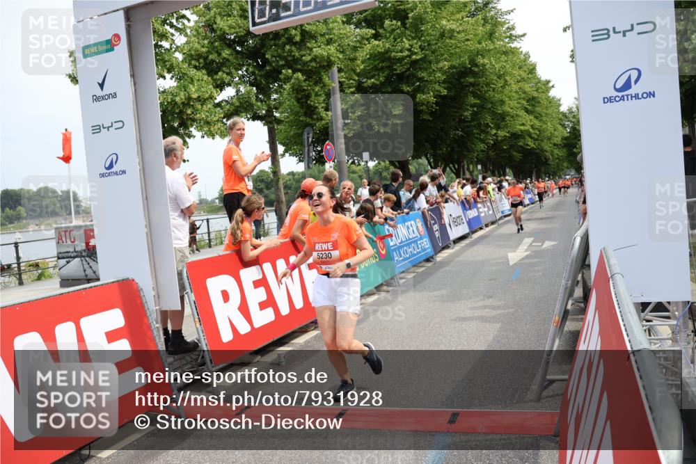 15.06.2025 - REWE Women's Run Strokosch-Dieckow http://msf.ph/oto/7931928 15.06.2025 11:01:07 Ziel 5230, 5394, 5655 meine-sportfotos.de