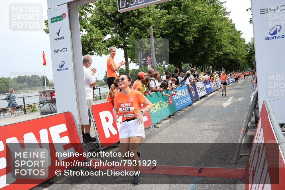 15.06.2025 - REWE Women's Run Strokosch-Dieckow http://msf.ph/oto/7931929 15.06.2025 11:01:07 Ziel 5230, 5394, 5655 meine-sportfotos.de