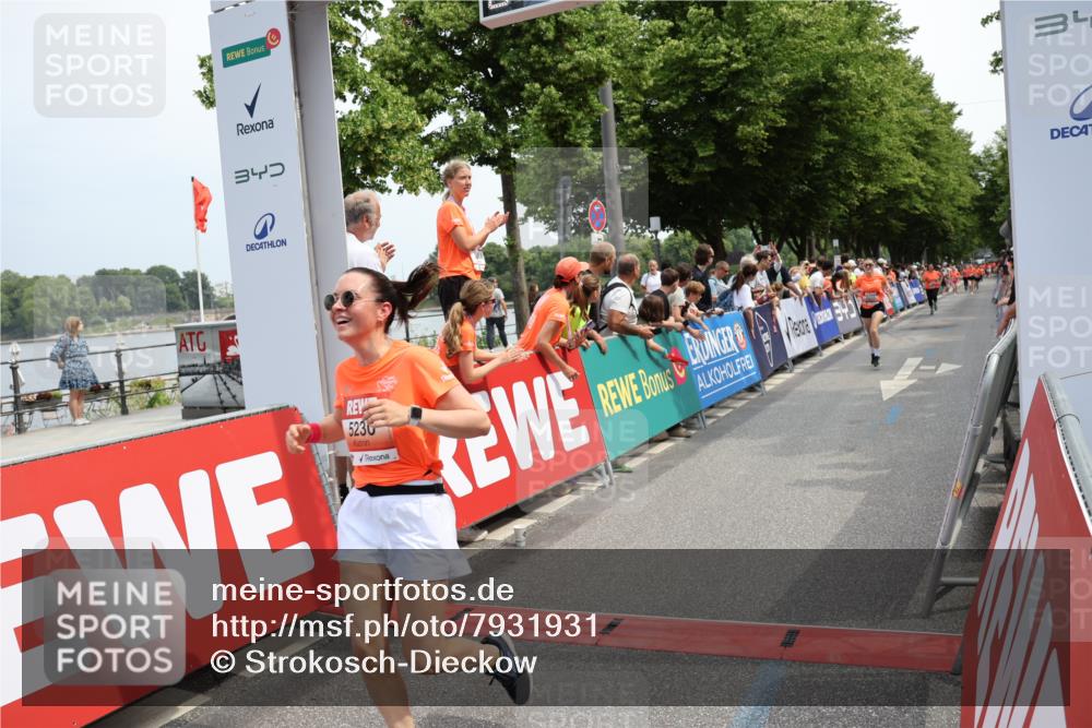 15.06.2025 - REWE Women's Run Strokosch-Dieckow http://msf.ph/oto/7931931 15.06.2025 11:01:07 Ziel 5230, 5394, 5655 meine-sportfotos.de