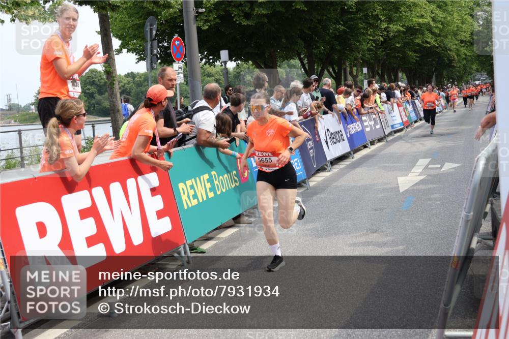 15.06.2025 - REWE Women's Run Strokosch-Dieckow http://msf.ph/oto/7931934 15.06.2025 11:01:09 Ziel 5230, 5293, 5655 meine-sportfotos.de