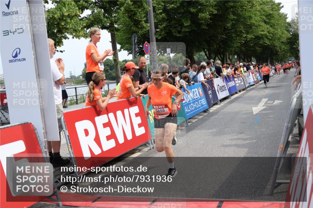 15.06.2025 - REWE Women's Run Strokosch-Dieckow http://msf.ph/oto/7931936 15.06.2025 11:01:09 Ziel 5230, 5293, 5655 meine-sportfotos.de