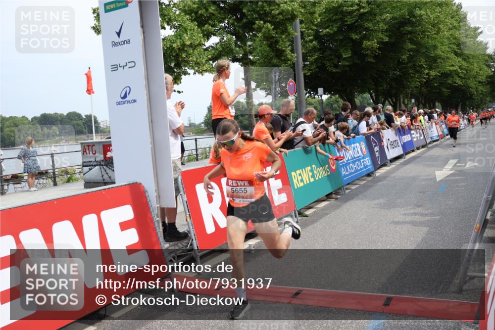 15.06.2025 - REWE Women's Run Strokosch-Dieckow http://msf.ph/oto/7931937 15.06.2025 11:01:10 Ziel 5230, 5293, 5655 meine-sportfotos.de