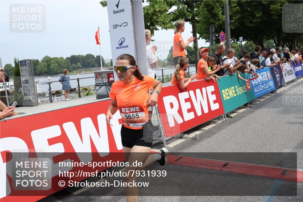15.06.2025 - REWE Women's Run Strokosch-Dieckow http://msf.ph/oto/7931939 15.06.2025 11:01:10 Ziel 5230, 5293, 5655 meine-sportfotos.de