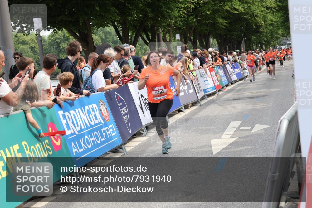 15.06.2025 - REWE Women's Run Strokosch-Dieckow http://msf.ph/oto/7931940 15.06.2025 11:01:12 Ziel 5230, 5293, 5655 meine-sportfotos.de
