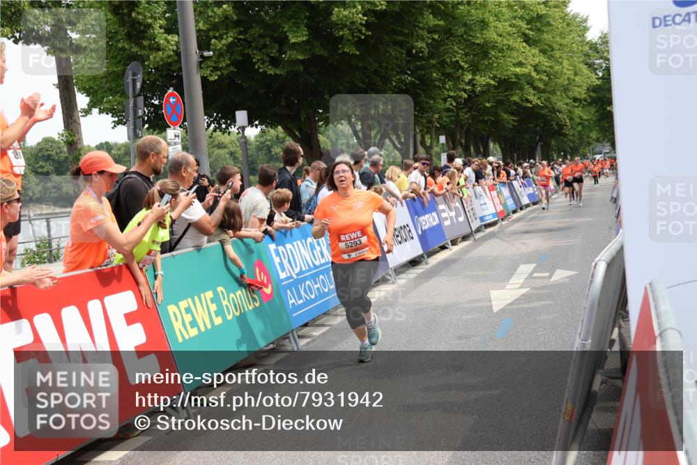 15.06.2025 - REWE Women's Run Strokosch-Dieckow http://msf.ph/oto/7931942 15.06.2025 11:01:13 Ziel 5230, 5293, 5655 meine-sportfotos.de
