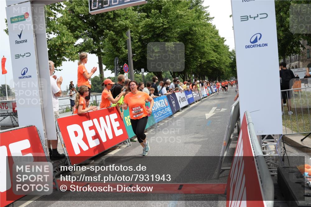 15.06.2025 - REWE Women's Run Strokosch-Dieckow http://msf.ph/oto/7931943 15.06.2025 11:01:14 Ziel 5293, 5655 meine-sportfotos.de