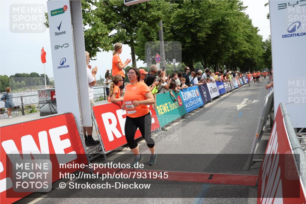 15.06.2025 - REWE Women's Run Strokosch-Dieckow http://msf.ph/oto/7931945 15.06.2025 11:01:14 Ziel 5293, 5655 meine-sportfotos.de