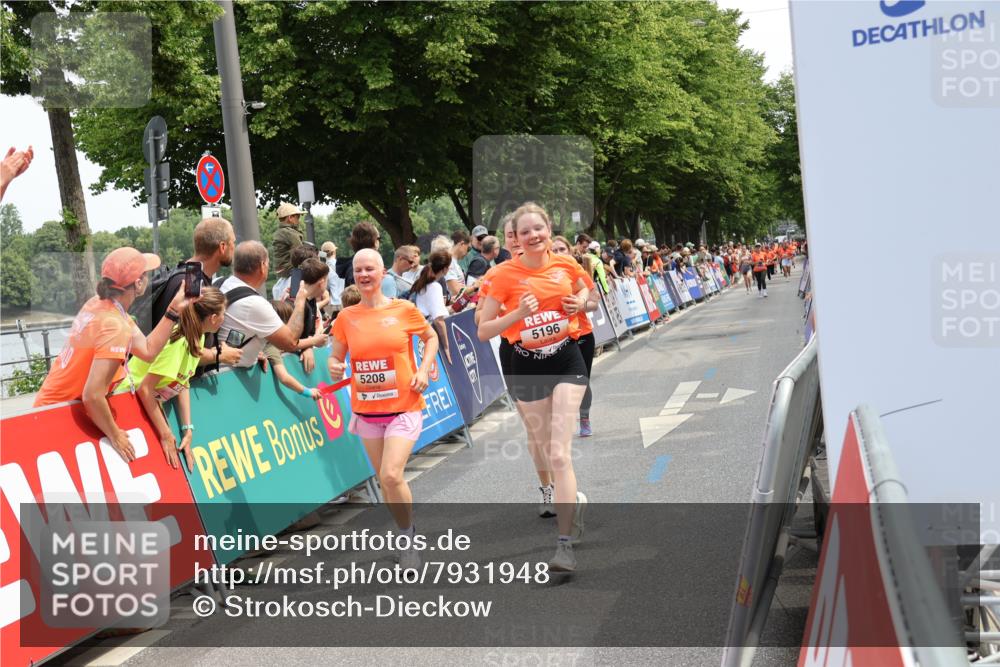15.06.2025 - REWE Women's Run Strokosch-Dieckow http://msf.ph/oto/7931948 15.06.2025 11:01:22 Ziel 5196, 5208, 5498, 5579 meine-sportfotos.de