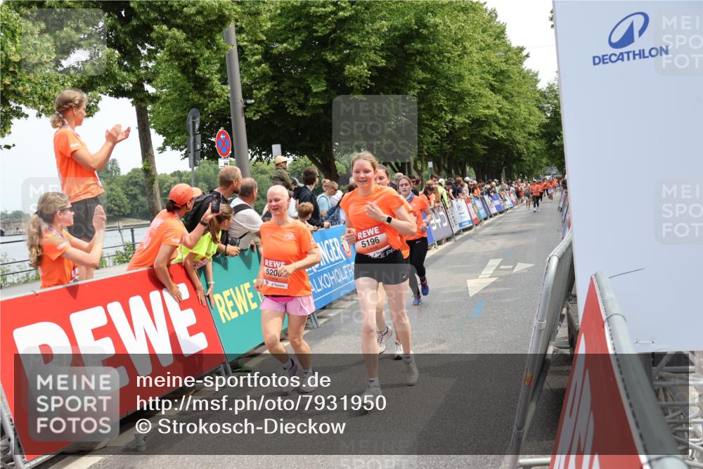 15.06.2025 - REWE Women's Run Strokosch-Dieckow http://msf.ph/oto/7931950 15.06.2025 11:01:23 Ziel 5196, 5208, 5498, 5579 meine-sportfotos.de