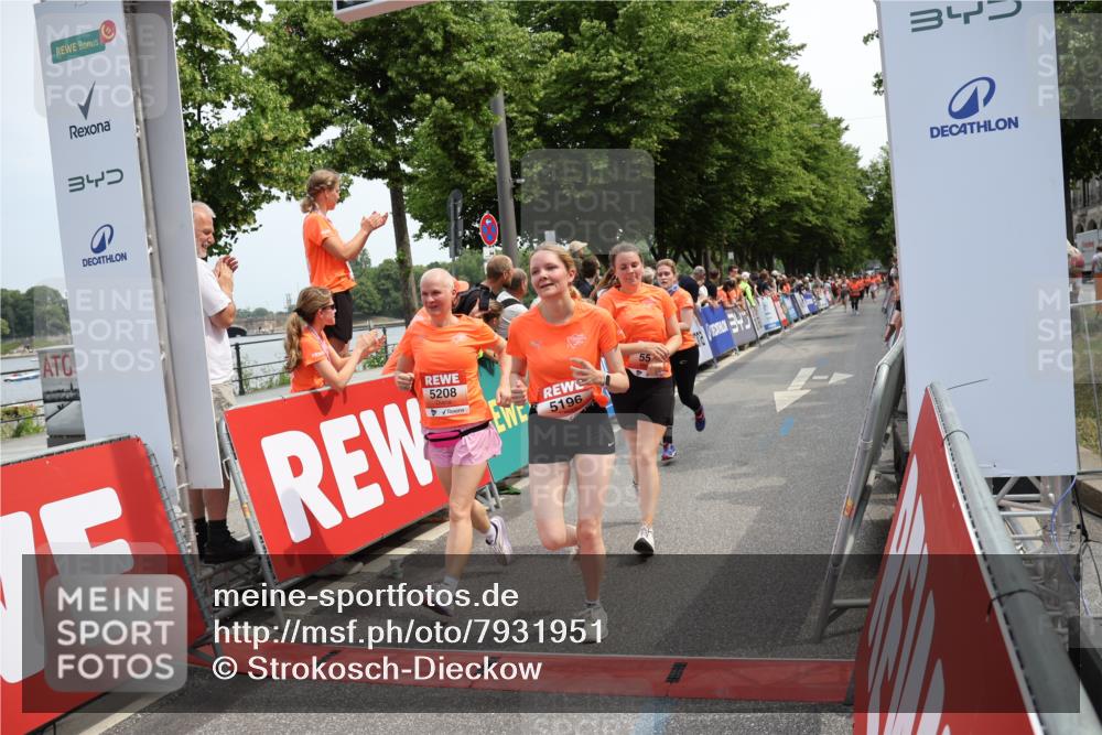 15.06.2025 - REWE Women's Run Strokosch-Dieckow http://msf.ph/oto/7931951 15.06.2025 11:01:23 Ziel 5196, 5208, 5498, 5579 meine-sportfotos.de