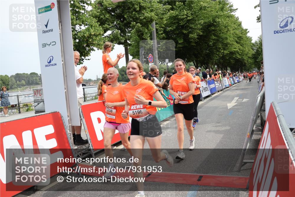 15.06.2025 - REWE Women's Run Strokosch-Dieckow http://msf.ph/oto/7931953 15.06.2025 11:01:24 Ziel 5196, 5208, 5498, 5579 meine-sportfotos.de